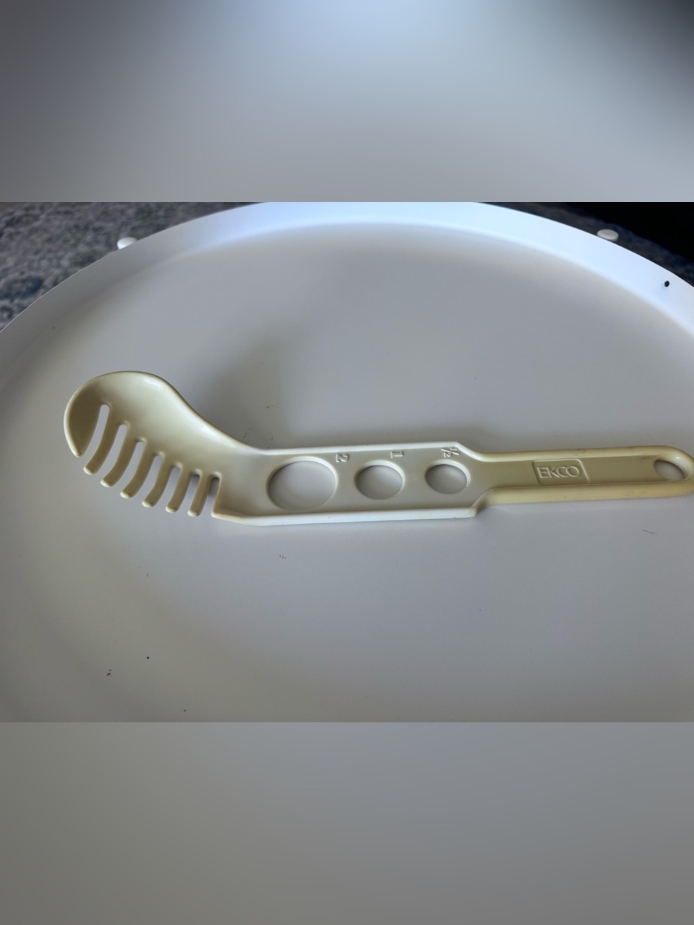 Ecko Cream Pasta Server Spoon- discolored